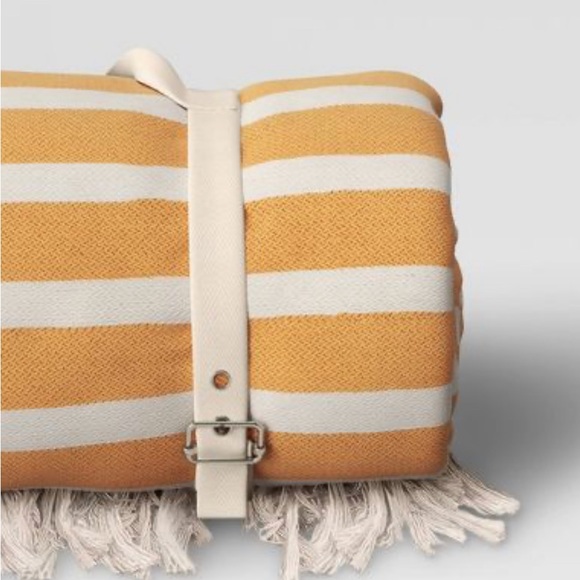 New with tags! Threshold beach blanket with umbrella hole - Picture 4 of 8